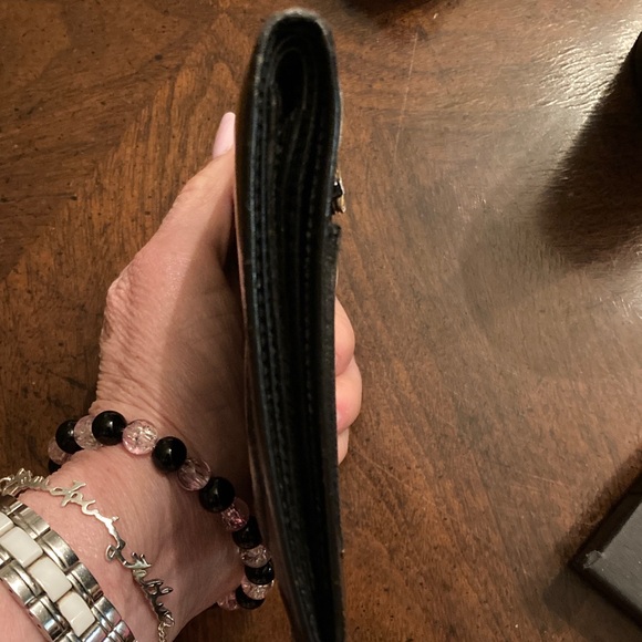 Ferragamo black patent bifold wallet featuring the iconic Double Gancini logo. - Picture 8 of 10